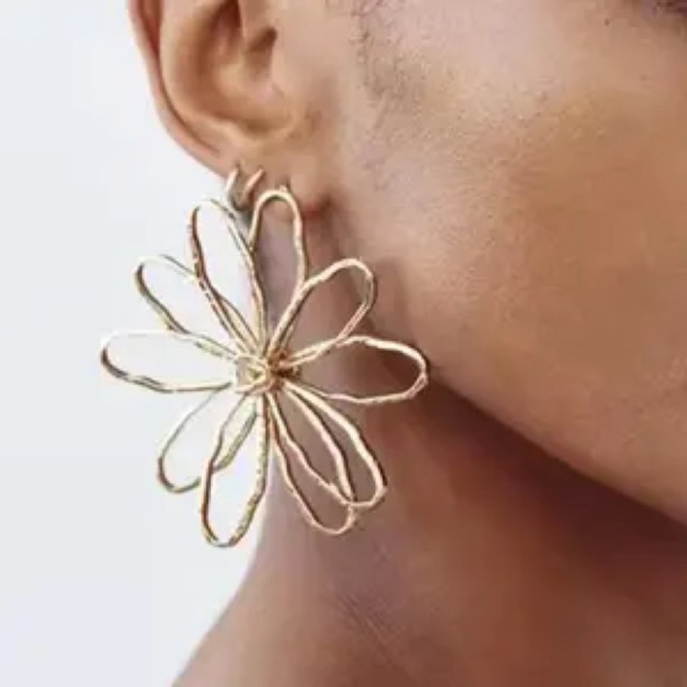 NWT. Zara Golden Engraved Flower Maxi Earrings. - Picture 2 of 7